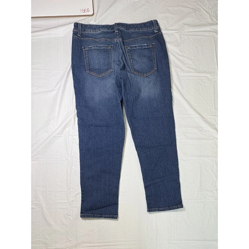 Womens Bandolino Blue denim‎ jeans w/ floral design.  Cropped, karyn, size 6
